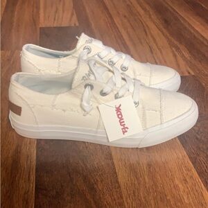 Blowfish white sneakers size 8 nwt